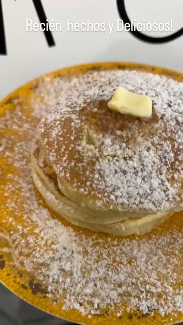Hot cakes recién hechos con azúcar glass